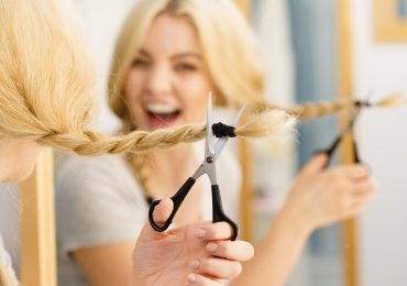 Czy podcinanie włosów rzeczywiście sprawia, że kosmyki rosną szybciej? A jeśli tak, to jak często powinniśmy odwiedzać fryzjera?