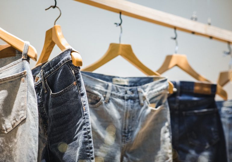Zapomnij o rurkach! W tym roku rządzą oversize’owe jeansy – sprawdź, jak je stylizować!