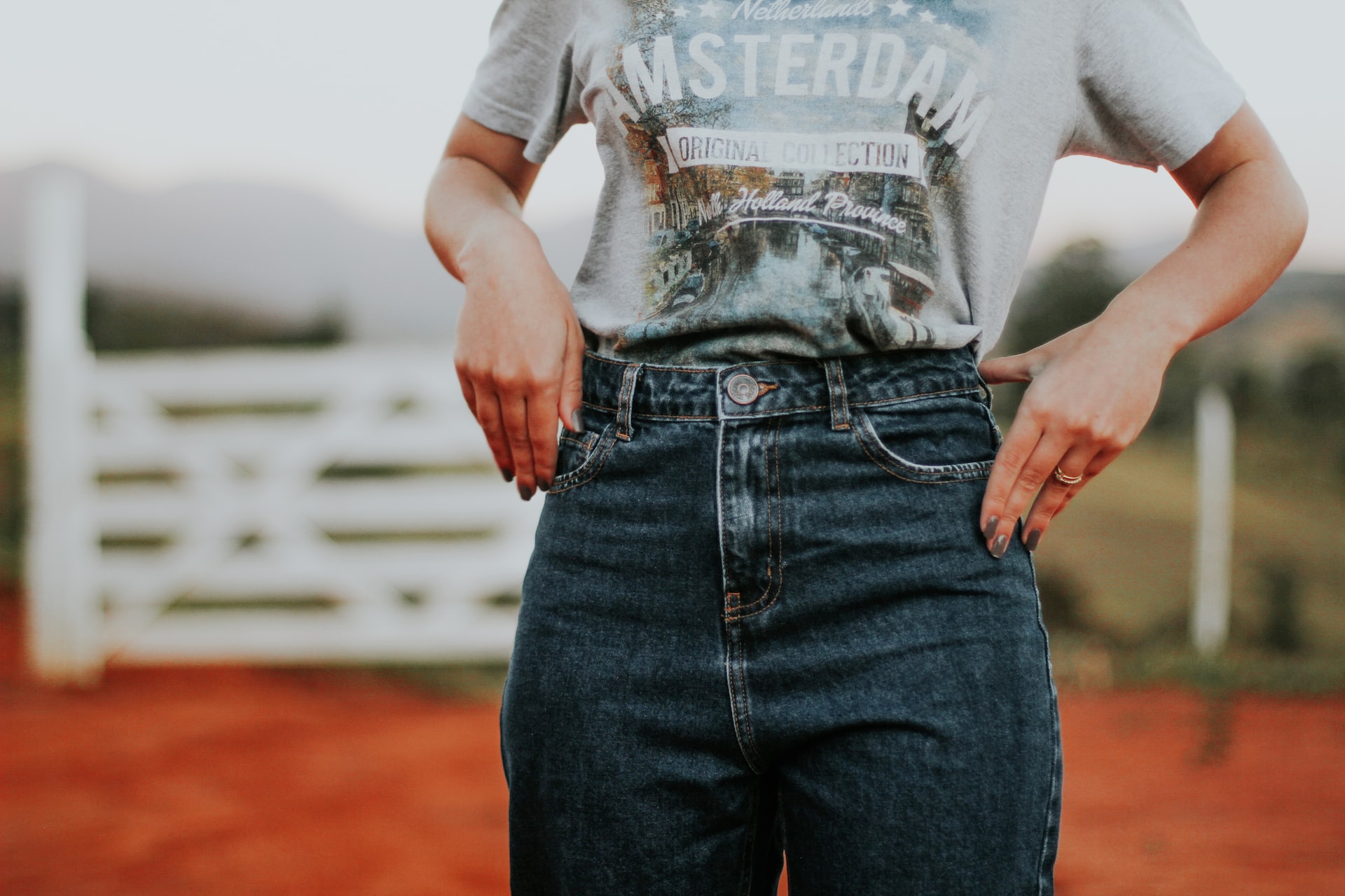 Mom jeans w wydaniu gwiazd – kto nosi je najlepiej?