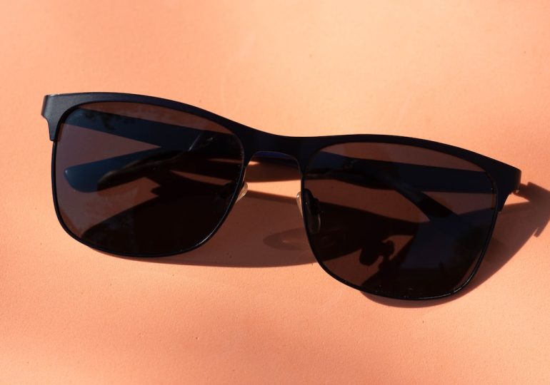 Dlaczego warto nosić okulary przeciwsłoneczne w słoneczne dni?